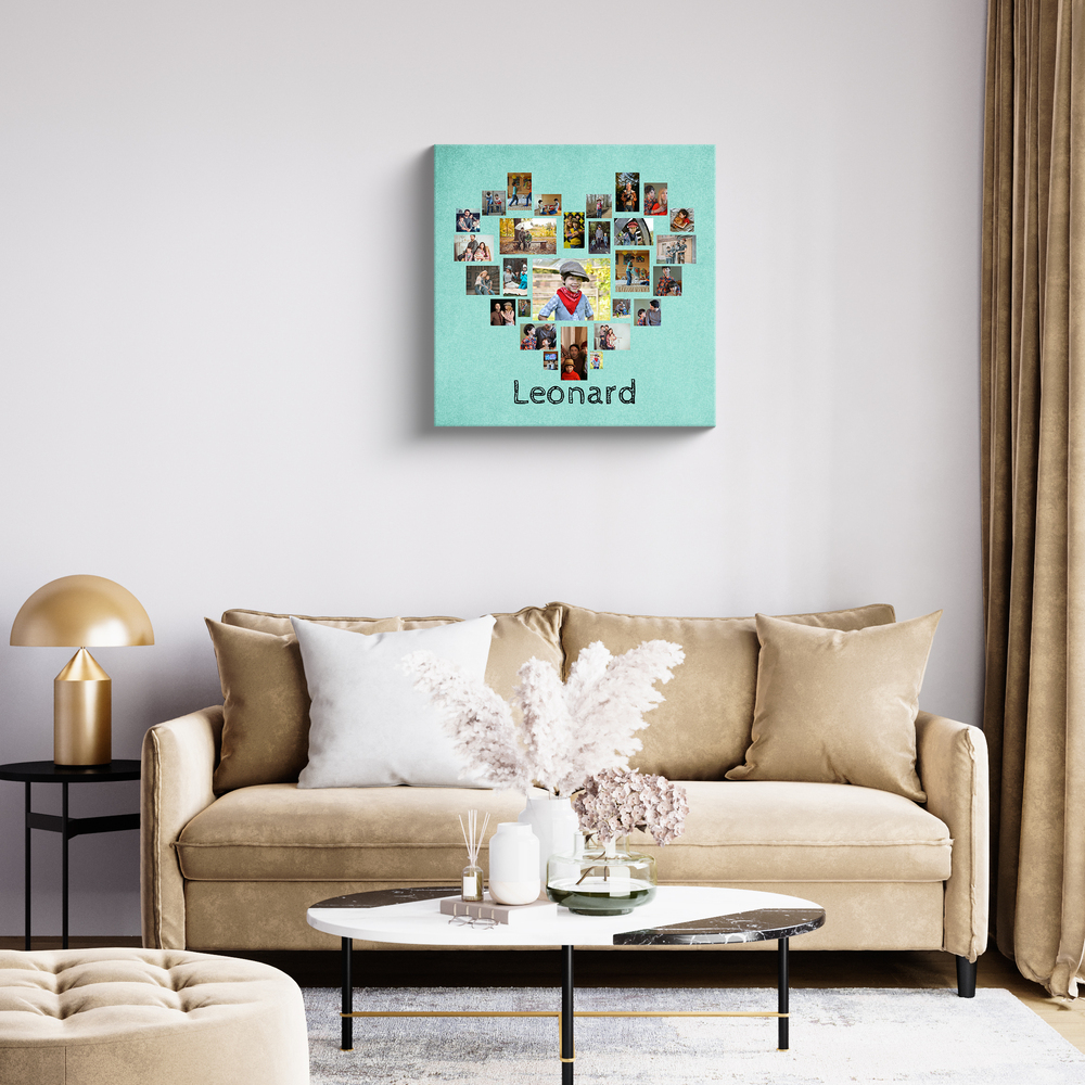 Pêle-mêle photo en cœur sur toile turquoise, avec prénom, au-dessus d’un canapé beige dans le salon