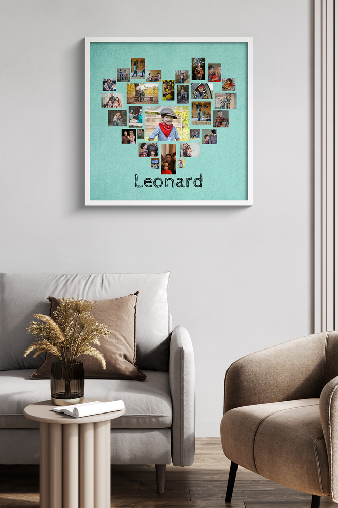 Pêle-mêle photo turquoise en cœur avec prénom, dans un cadre blanc au-dessus d’un fauteuil gris au salon