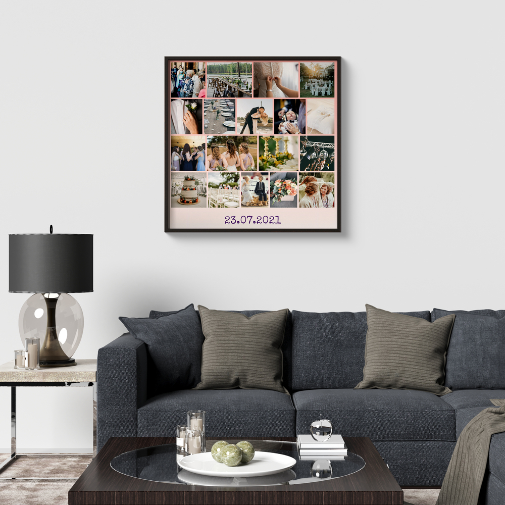 Affiche pêle-mêle de mariage avec photos en rangées et date personnalisée, encadrée en noir au-dessus du canapé
