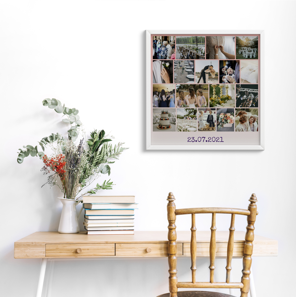 Pêle-mêle de photos de mariage avec date, encadré en blanc au-dessus d’un bureau en bois avec fleurs et livres