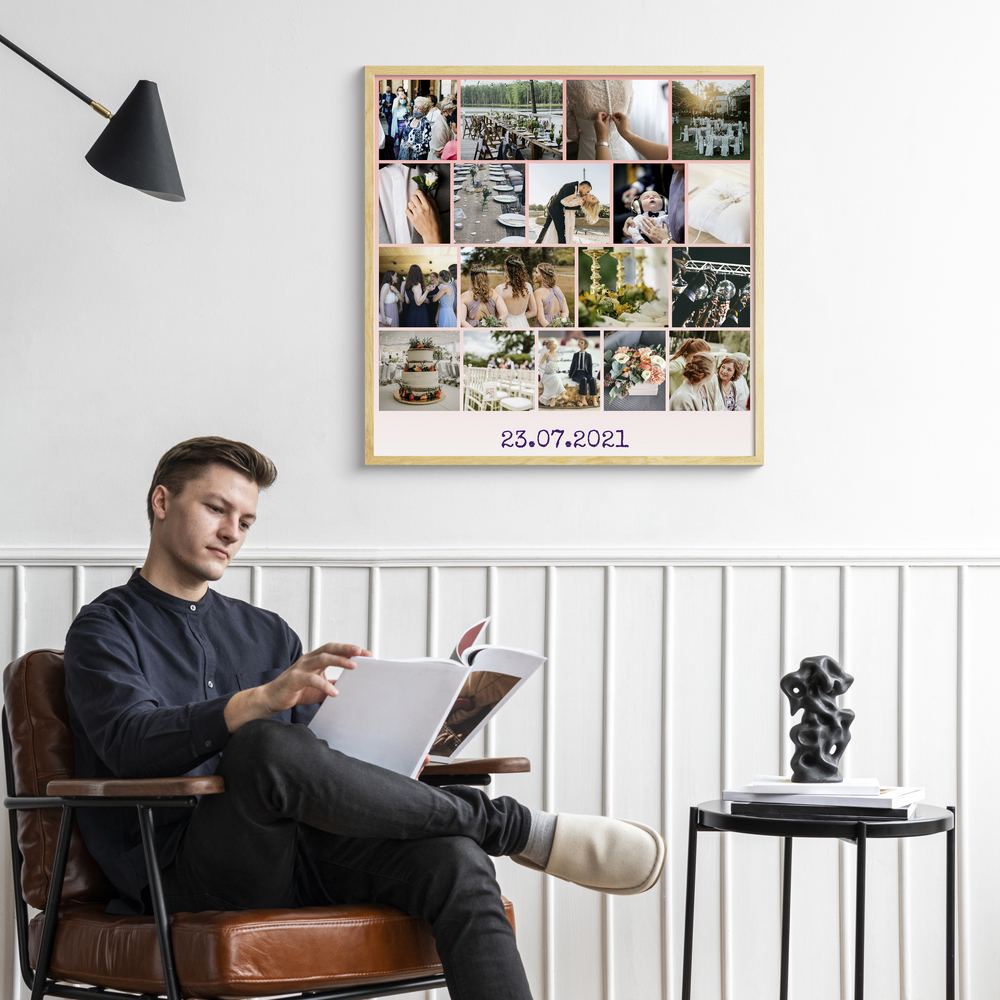 Collage photo avec date de mariage, encadré en bois clair au-dessus d’un fauteuil, une idée cadeau de mariage