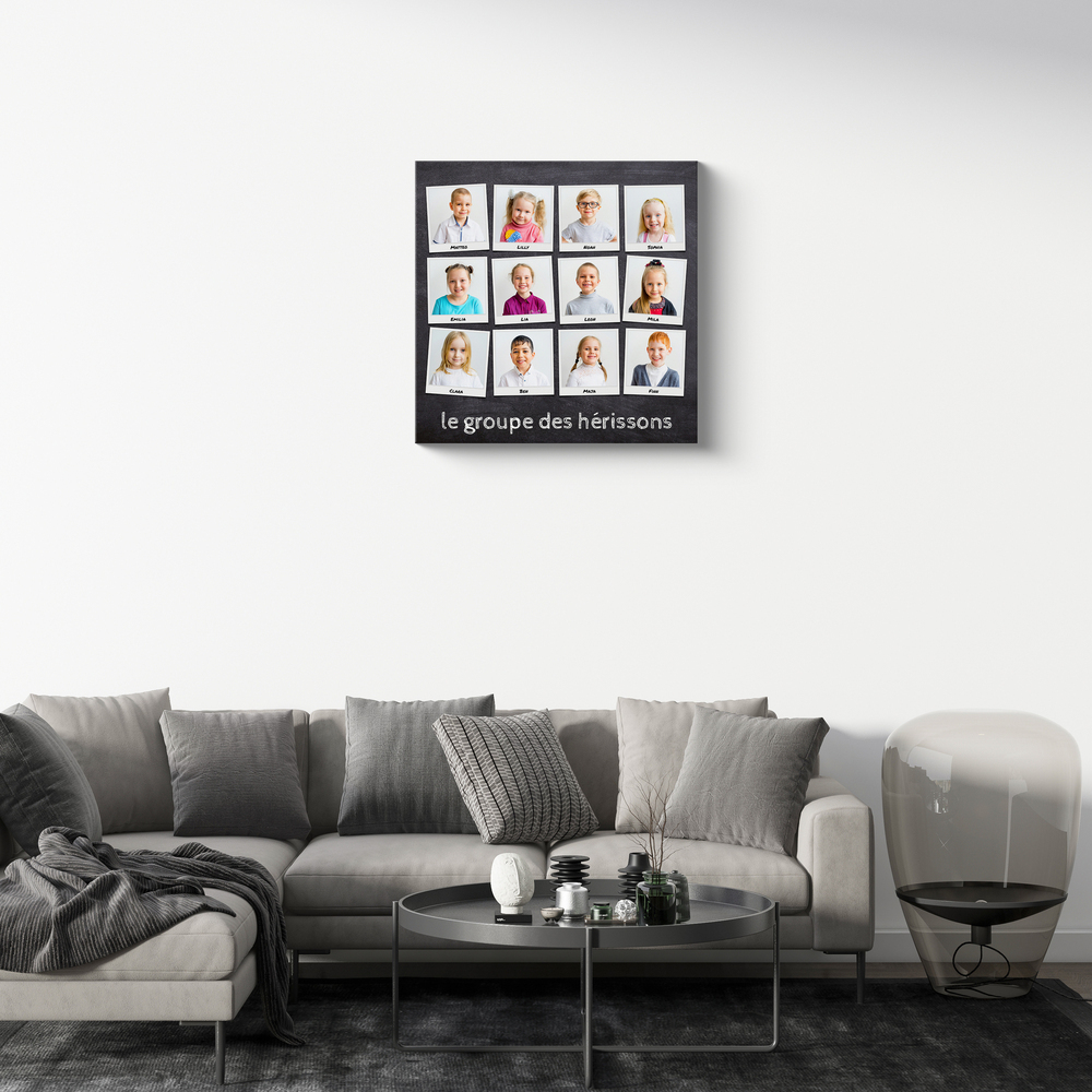 Collage photo de maternelle façon Polaroid avec prénoms sur fond ardoise, au-dessus d’un canapé gris