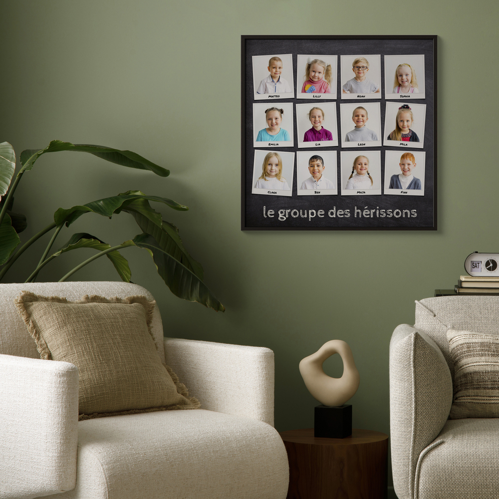 Collage de classe encadré, portraits Polaroid avec prénoms sur un mur vert, une idée cadeau pour la maîtresse