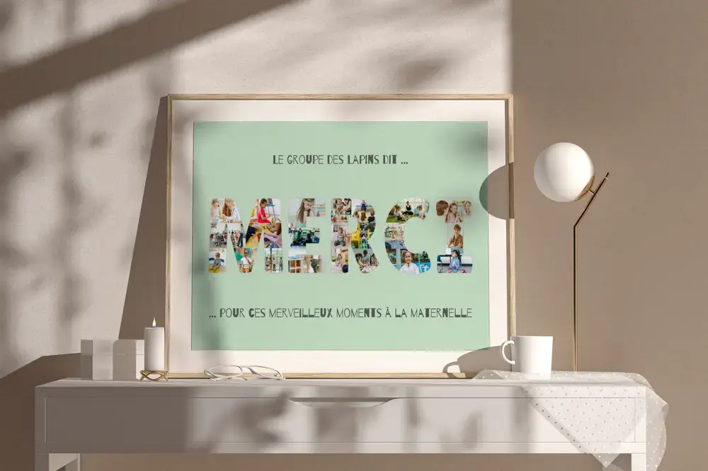 Collage de photos d’enfants en lettres sur fond vert menthe, encadré en bois clair sur une console blanche