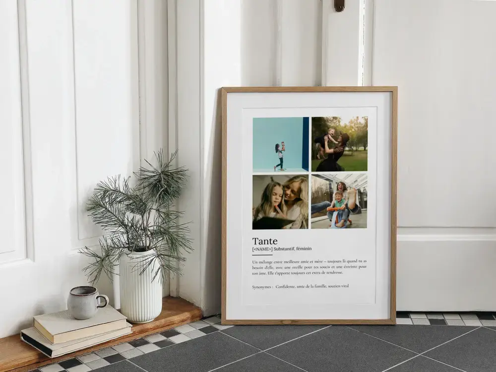 Affiche définition pour une tante avec quatre photos, dans un cadre en bois clair posé au sol près d’une plante