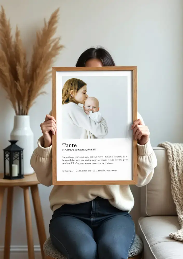 Affiche définition pour une tante avec photo personnalisée, encadrée en bois naturel dans un salon aux tons doux