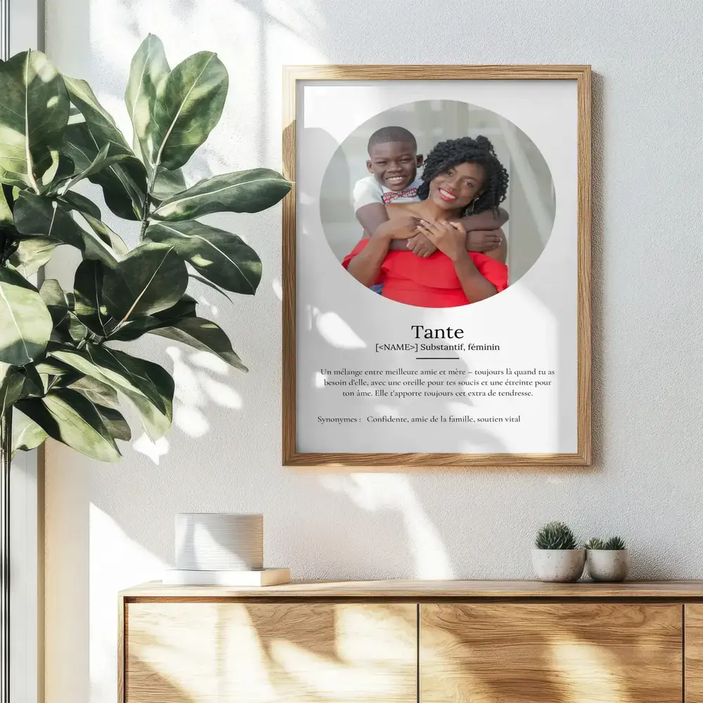 Affiche définition pour une tante avec photo ronde, encadrée en bois clair au-dessus d’un buffet