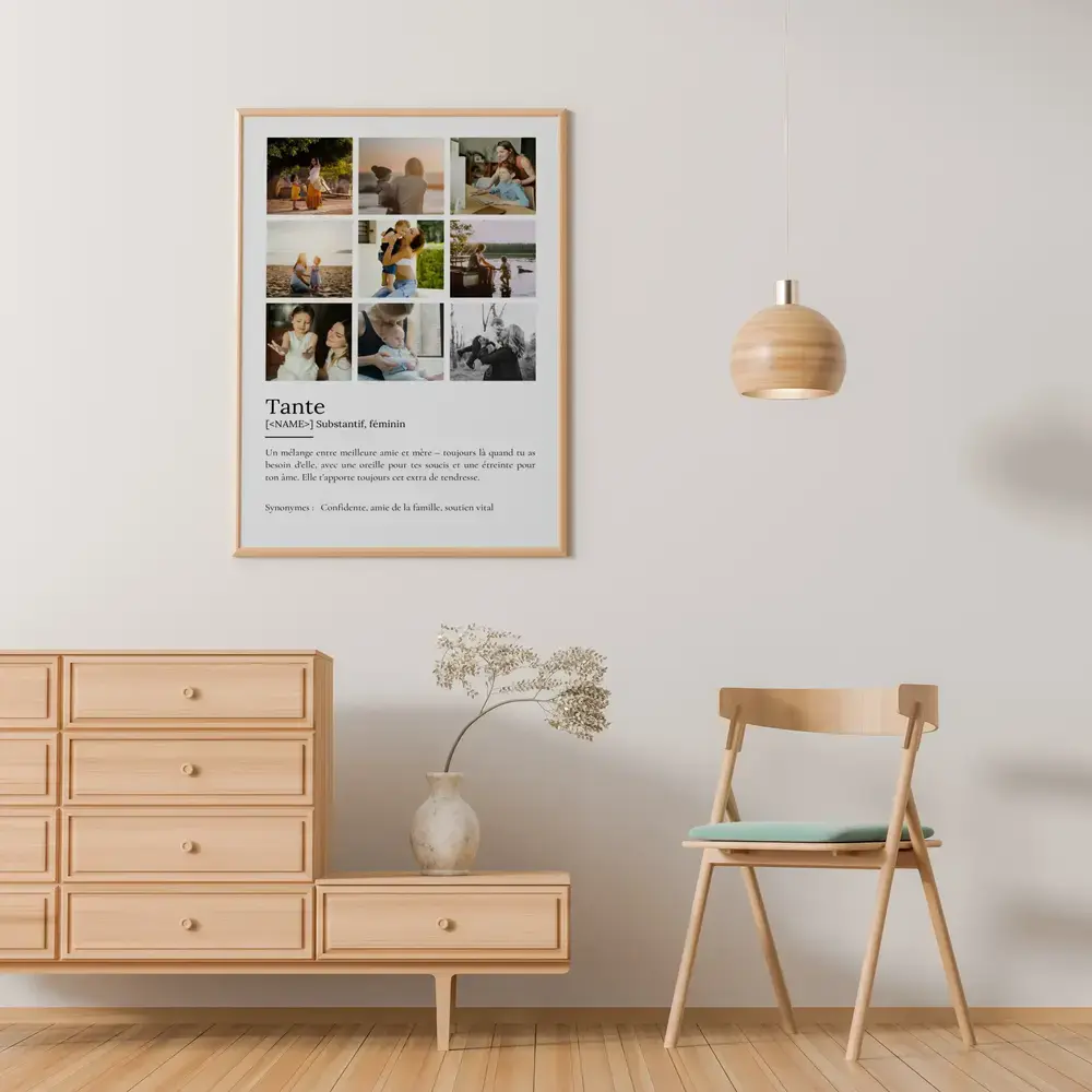 Affiche définition pour une tante avec neuf photos, encadrée en bois clair au-dessus d’une commode