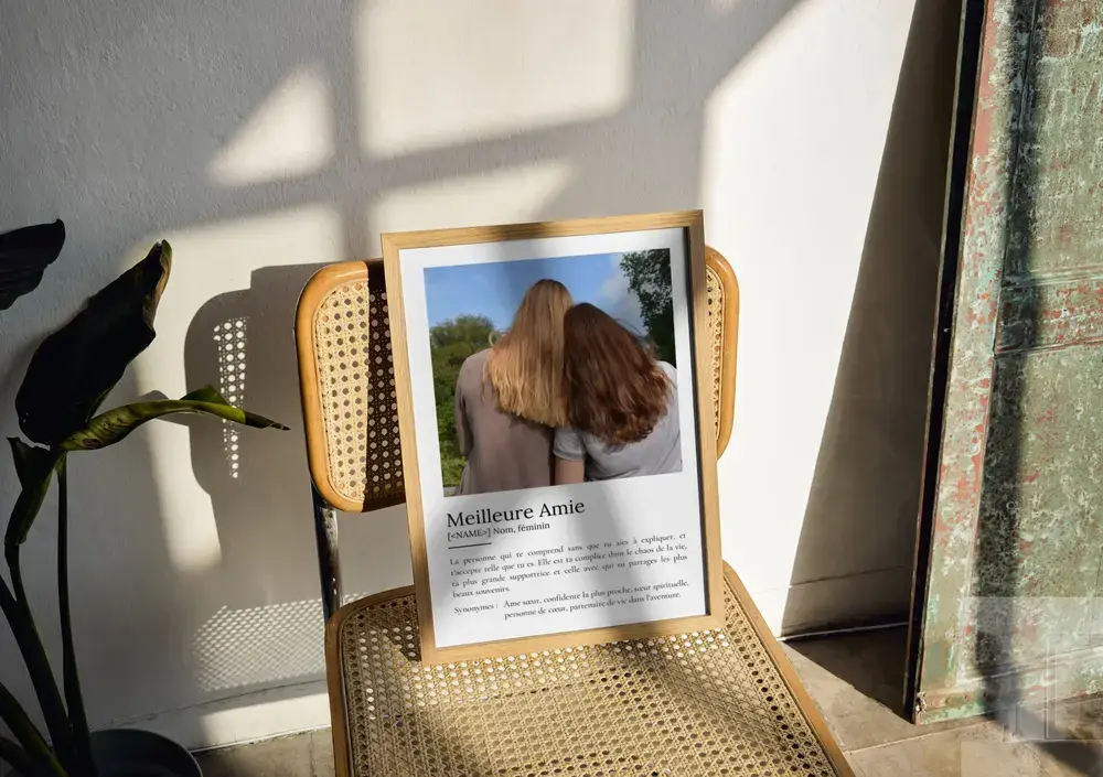 Affiche définition avec photo, cadre en bois sur une chaise, cadeau pour sa meilleure amie