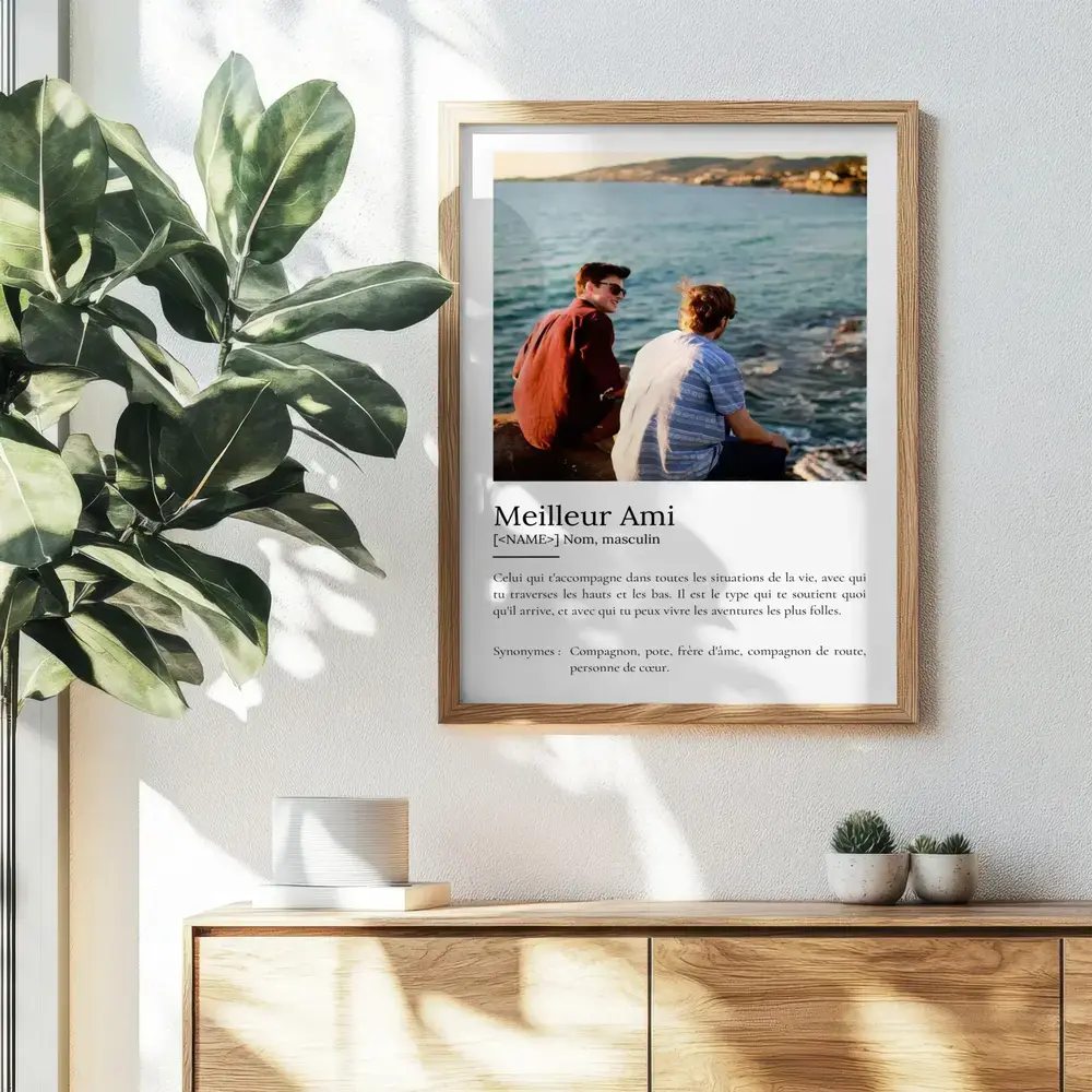 Affiche définition avec photo en cadre bois au-dessus d’un buffet, cadeau personnalisé pour un ami