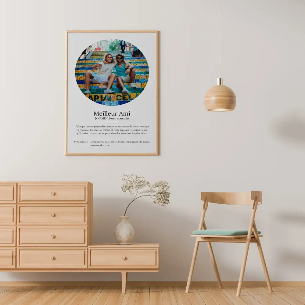 Affiche avec photo ronde et définition de l'amitié, encadrée au-dessus d'une commode, une idée cadeau pour un ami cher