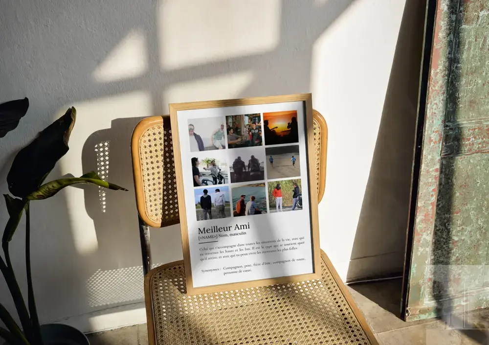 Affiche avec photos et définition dans un cadre en bois sur une chaise cannée, une idée cadeau pour son meilleur ami