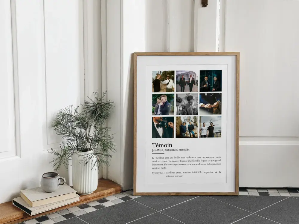 Affiche définition avec neuf photos, cadeau pour un témoin de mariage, encadrée en bois et posée au sol près d’un vase