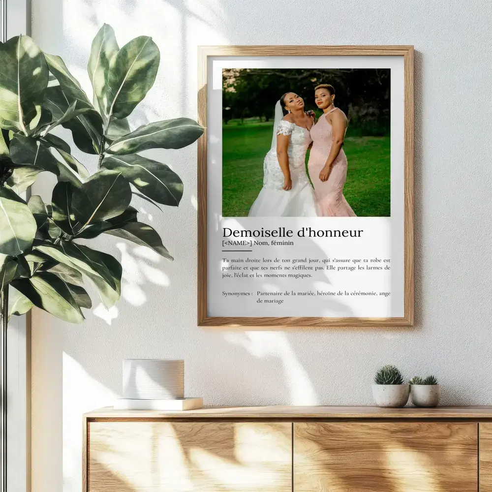 Affiche définition de demoiselle d’honneur avec une photo, dans un cadre en bois au mur au-dessus d’un buffet