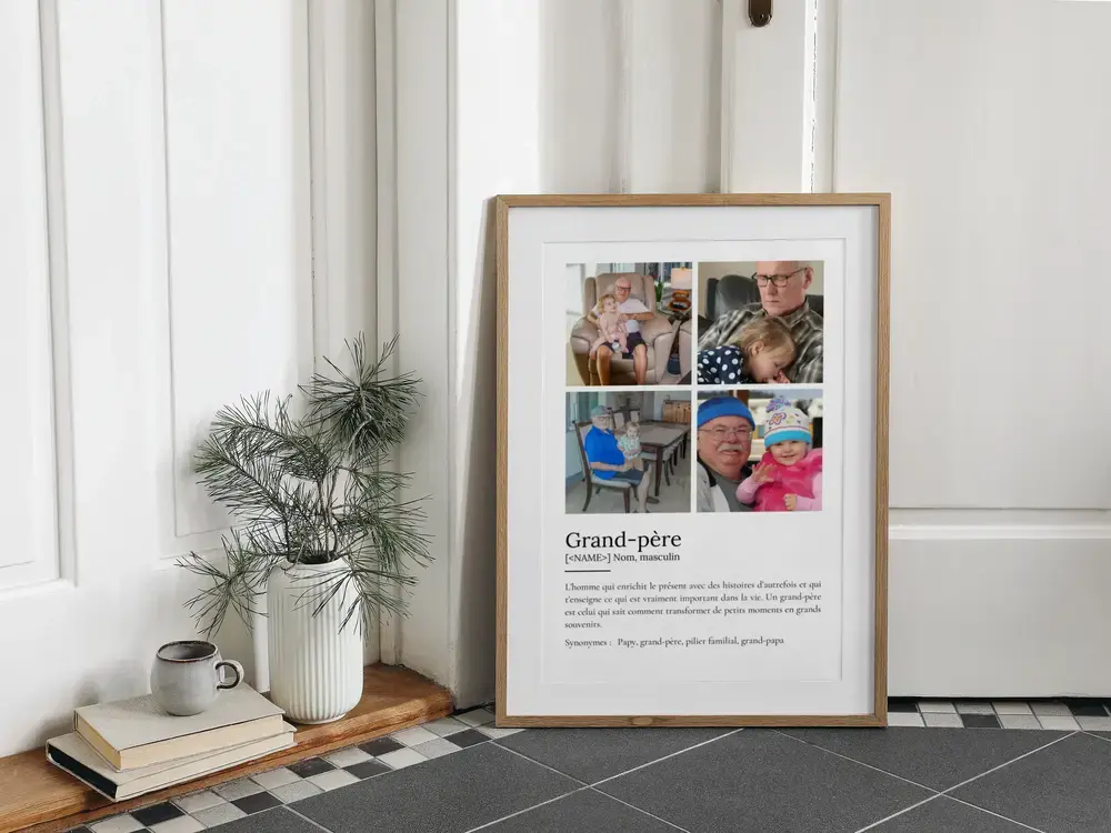 Affiche définition de grand-père avec quatre photos, en cadre bois posé sur le carrelage près d'une plante