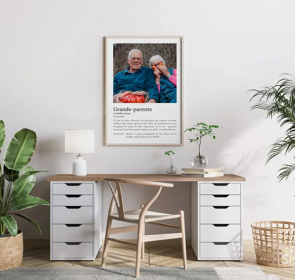 Affiche définition des grands-parents avec un grand portrait, encadrée en bois au-dessus d’un bureau