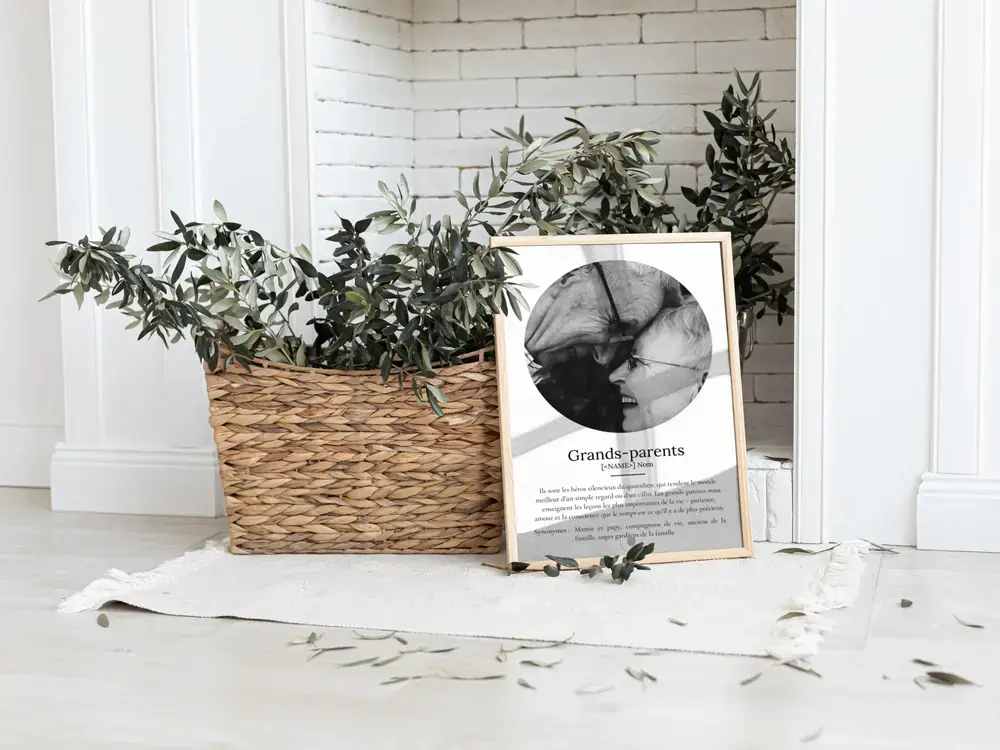 Affiche définition avec photo ronde en noir et blanc, posée au sol près d’un panier en osier et de plantes