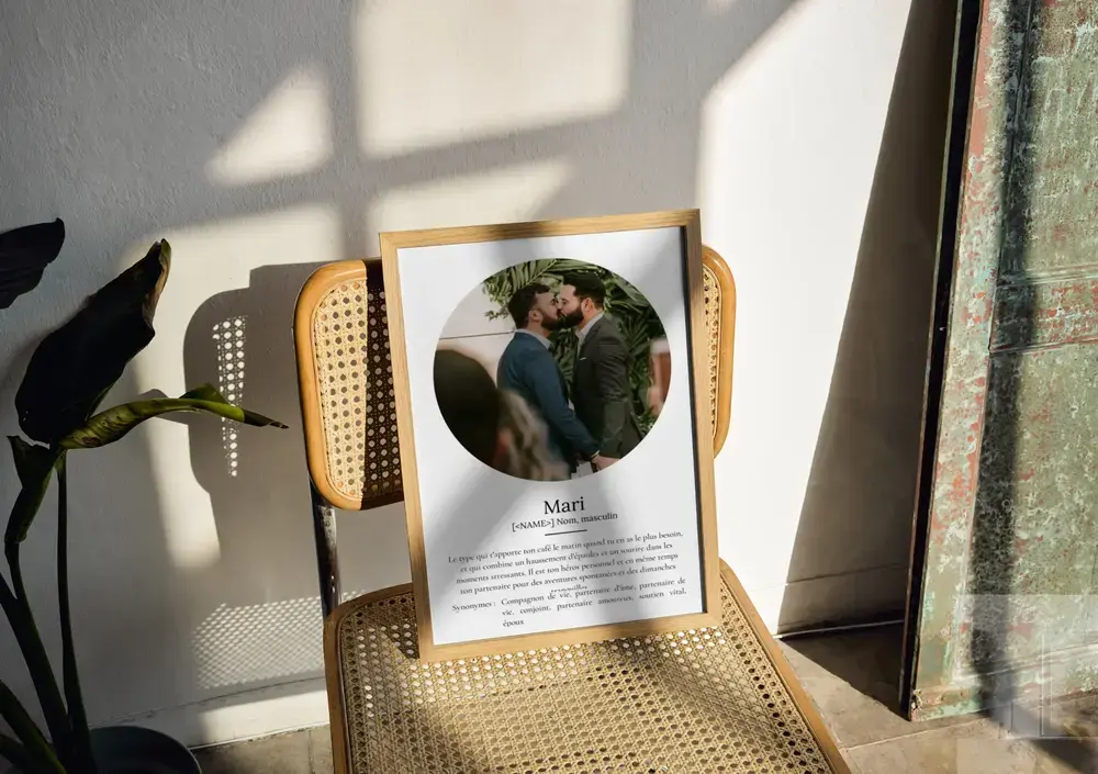 Affiche style dictionnaire pour mari, photo ronde de deux mariés, cadre en bois posé sur une chaise cannée.