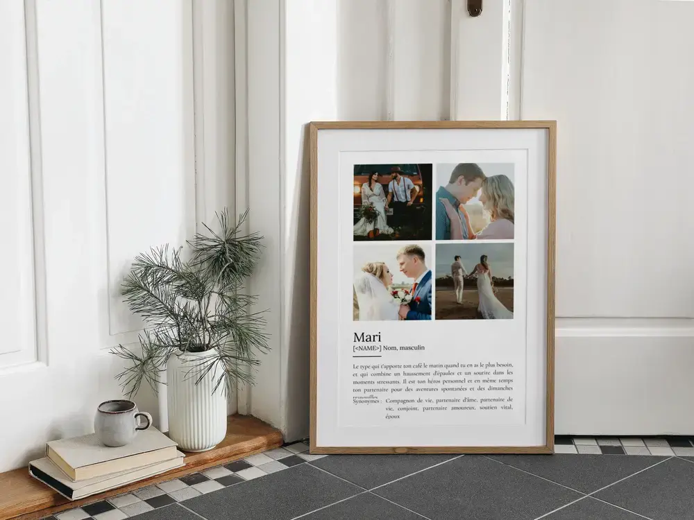 Affiche définition du mari avec quatre photos de couple, cadre en bois posé au sol près de livres et d’un vase.