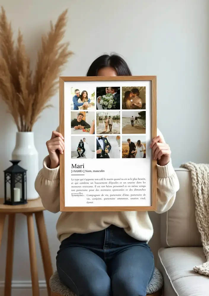 Affiche définition du mari avec neuf photos, présentée en cadre en bois dans un salon aux herbes de la pampa.