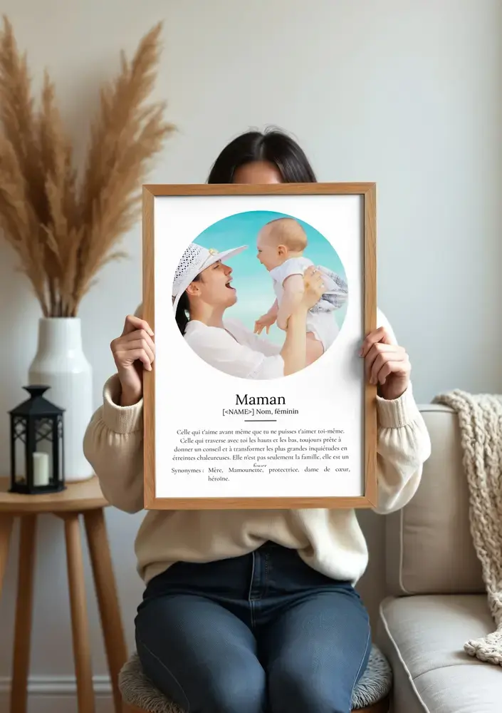 Affiche définition de maman avec photo ronde mère-bébé, encadrée en bois clair dans un salon aux tons doux