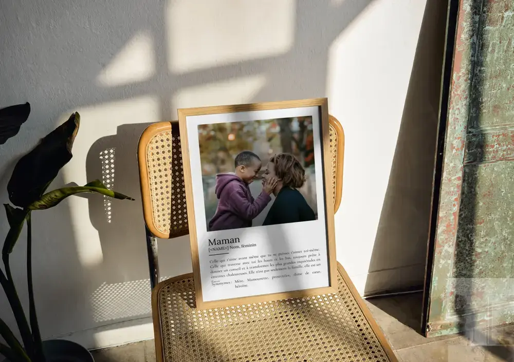 Affiche définition de maman avec photo rectangulaire mère-enfant, cadre en bois posé sur une chaise cannée