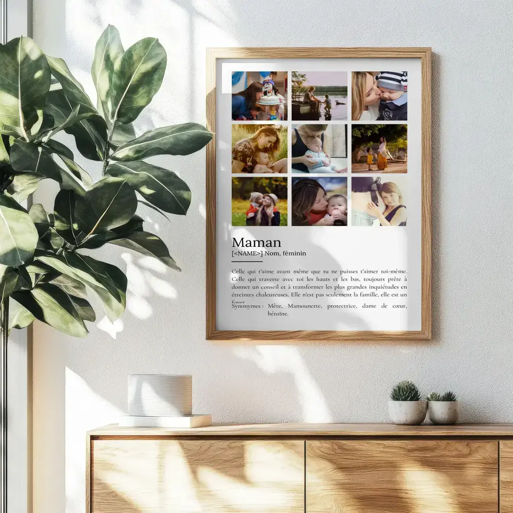 Affiche définition de maman avec neuf photos, encadrée en bois au-dessus d’un buffet près d’une grande plante
