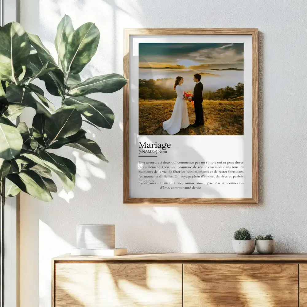Affiche définition du mariage avec photo de couple, dans un cadre en bois au mur au-dessus d’un buffet