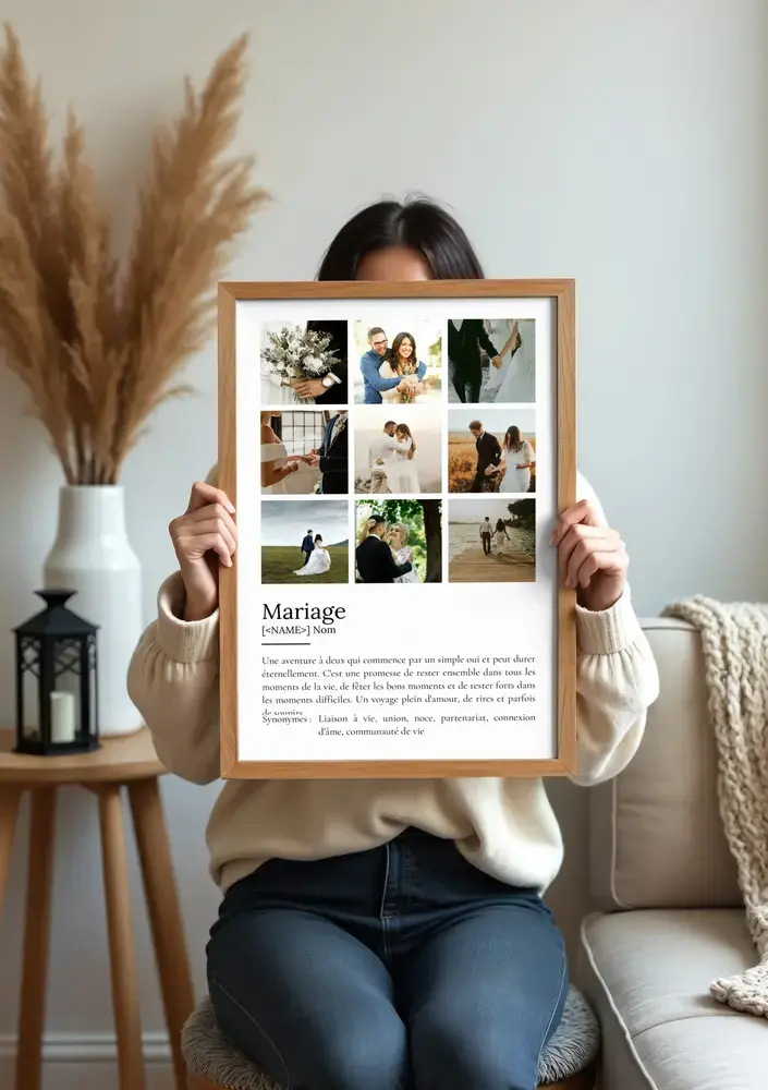 Affiche définition du mariage avec neuf photos de couple, présentée dans un cadre en bois près du canapé
