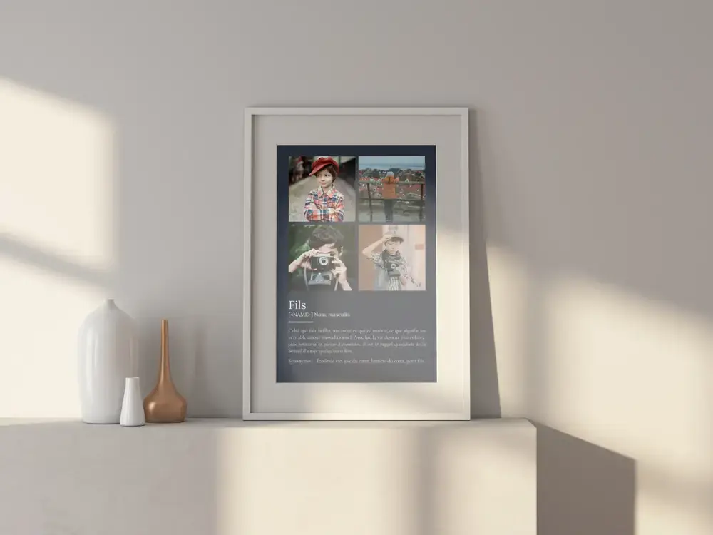 Affiche définition à quatre photos sur fond sombre, dans un cadre blanc posé sur un buffet près de vases