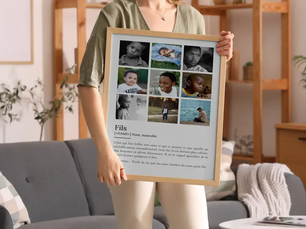 Affiche style dictionnaire à neuf photos sur fond blanc, encadrée en bois clair et présentée devant un canapé