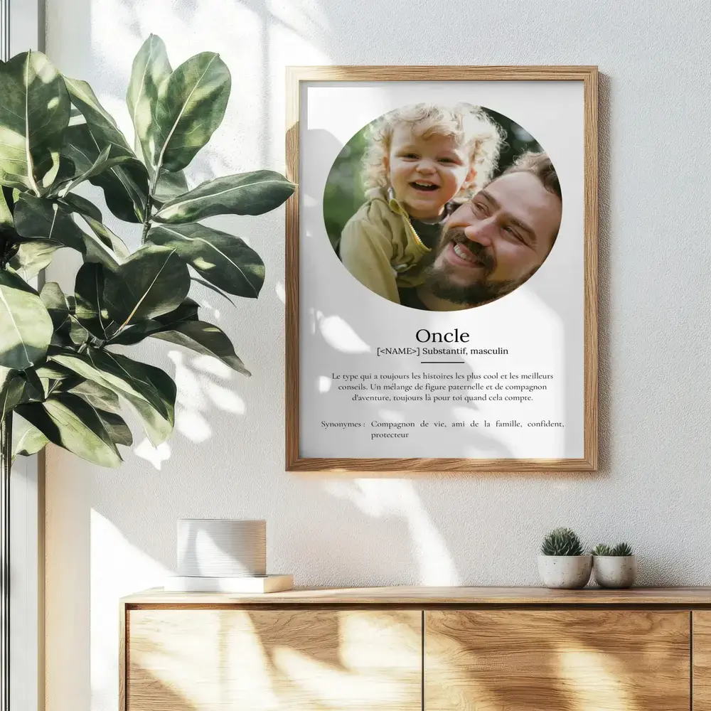 Affiche définition pour un oncle avec photo ronde, encadrée en bois au-dessus d’un buffet près d’une plante