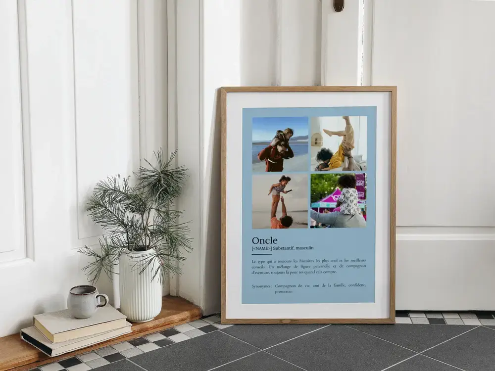 Affiche définition pour un oncle avec quatre photos sur fond bleu clair, dans un cadre en bois posé au sol près d’un vase
