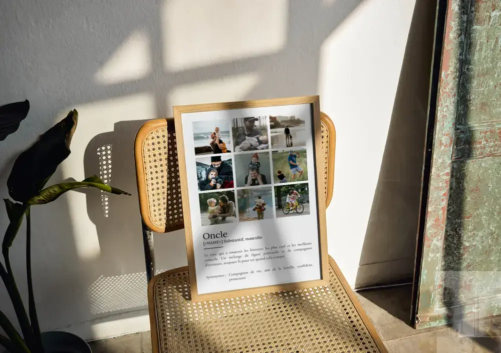 Affiche personnalisée pour un oncle, définition et neuf photos, dans un cadre en bois posé sur une chaise cannée
