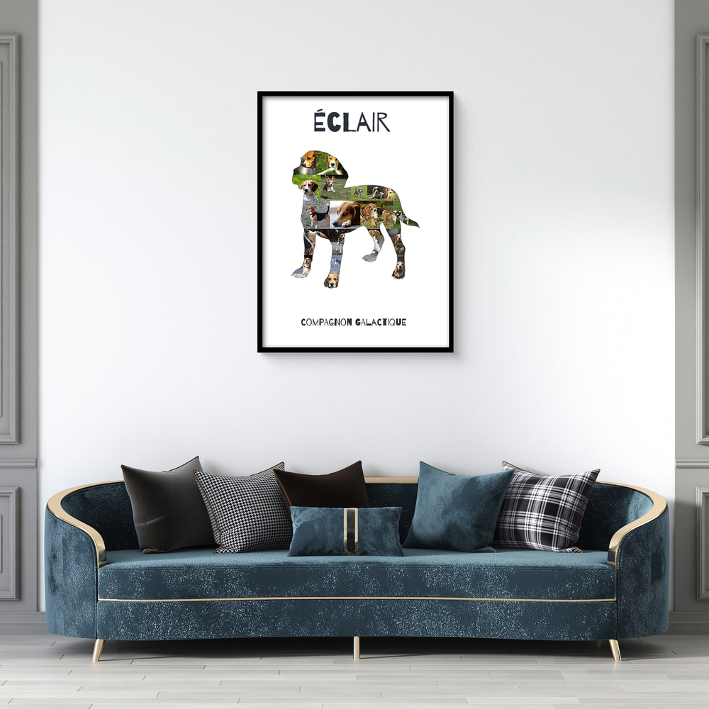 Collage photo en forme de beagle avec prénom et message, encadré en noir au-dessus du canapé bleu du salon