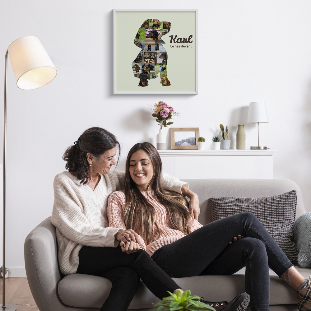 Collage photo en silhouette de teckel avec nom, dans un cadre blanc au-dessus du canapé gris du salon