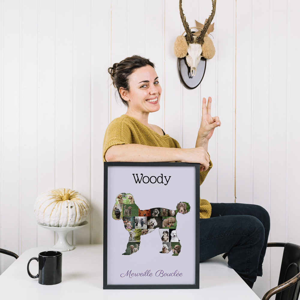 Collage photo en forme de caniche debout, avec nom sur fond lilas, dans un cadre noir posé sur une table