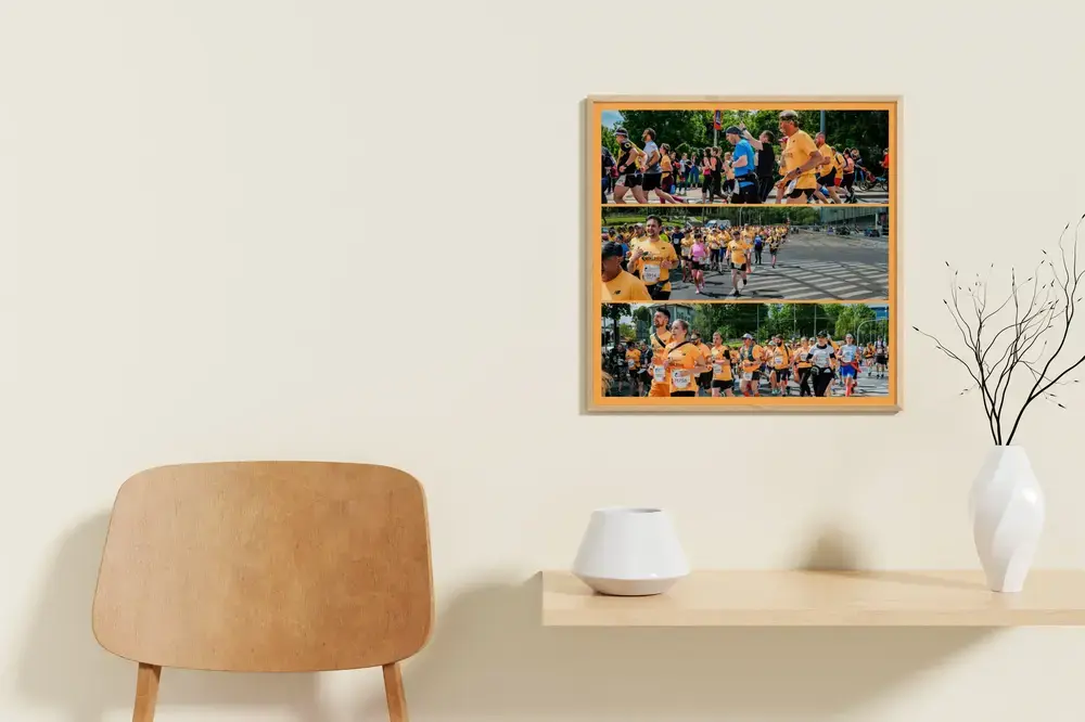Collage photo de course d’entreprise, trois bandes bordées d’orange, sur un mur clair près d’une chaise en bois