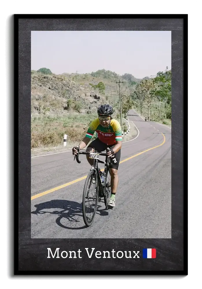 Photo de cyclisme sur une route de montagne, avec lieu et drapeau, dans un cadre noir