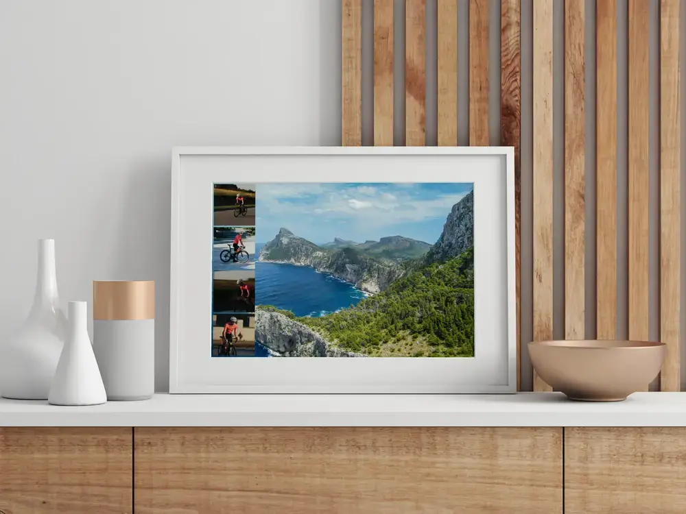 Pêle-mêle de cyclisme et panorama côtier, encadré en blanc sur un buffet, un cadeau souvenir de voyage à vélo