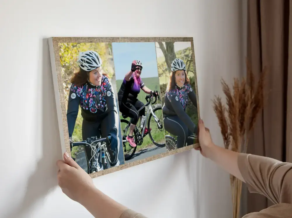 Pêle-mêle de trois photos de cyclisme encadré en bois contre un mur clair, un cadeau d'anniversaire pour une cycliste