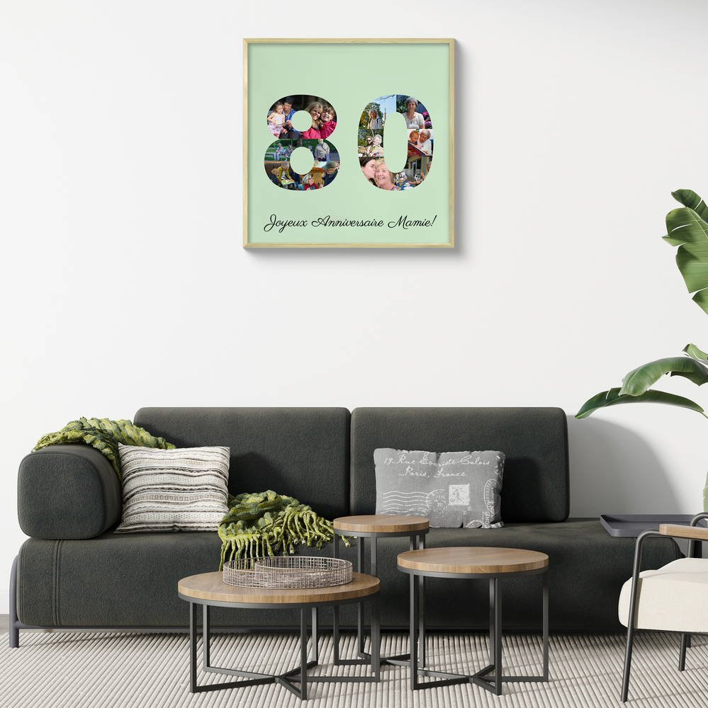 Collage photo en forme de 80, encadré en bois clair au-dessus du canapé, cadeau pour un 80e anniversaire