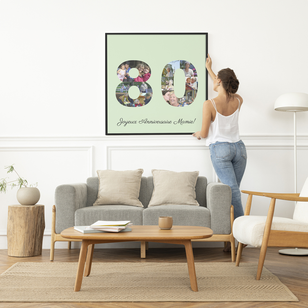Collage photo en forme de 80 sur fond vert pâle, avec message d’anniversaire, cadre noir au-dessus d’un canapé