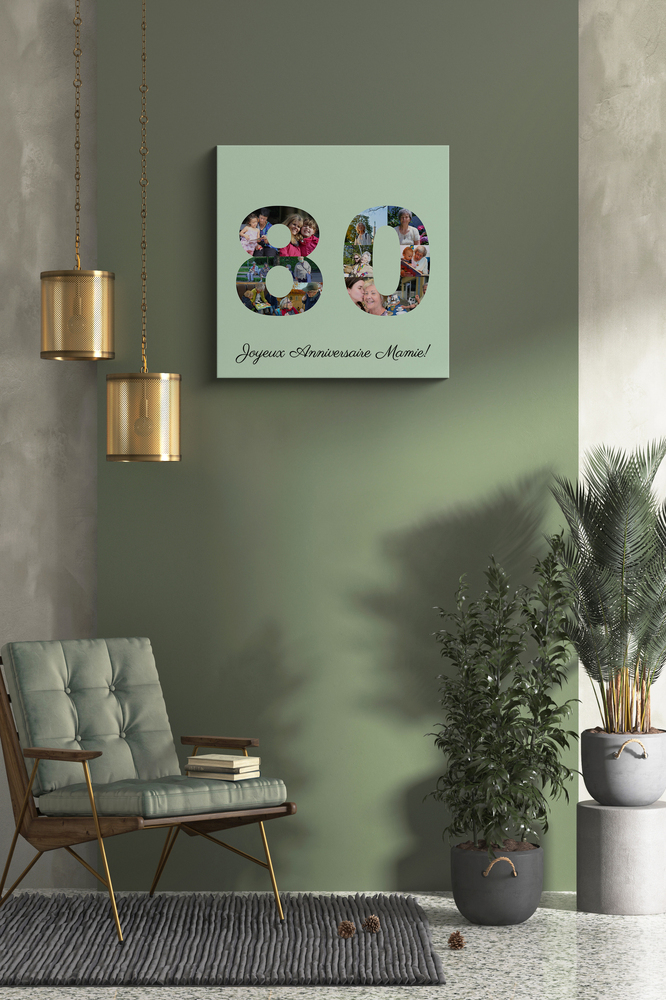 Tableau photo sans cadre en forme de 80 sur un mur vert, une idée cadeau pour les 80 ans de mamie
