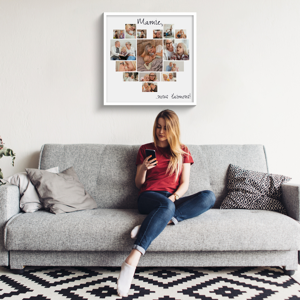 Collage photo en cœur dans un cadre blanc au-dessus du canapé gris, une idée cadeau pour mamie