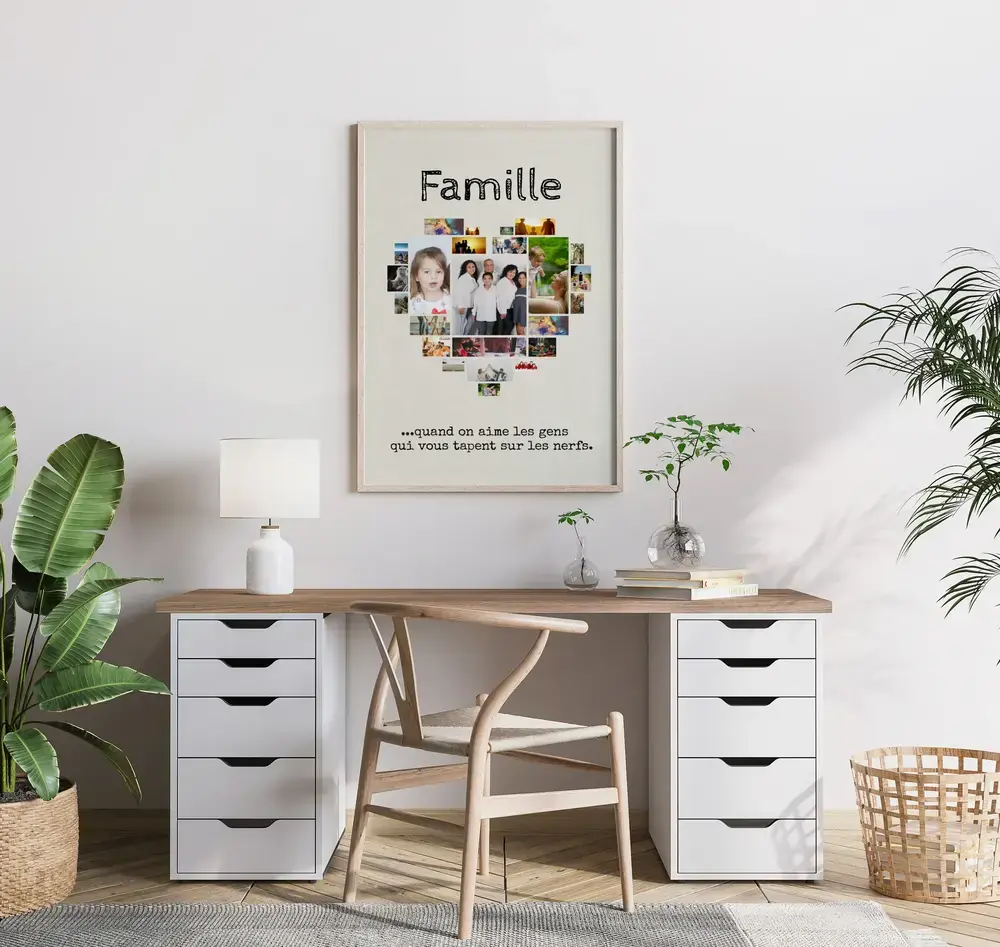 Pêle-mêle de photos de famille en cœur avec texte, dans un cadre clair au-dessus d’un bureau entouré de plantes