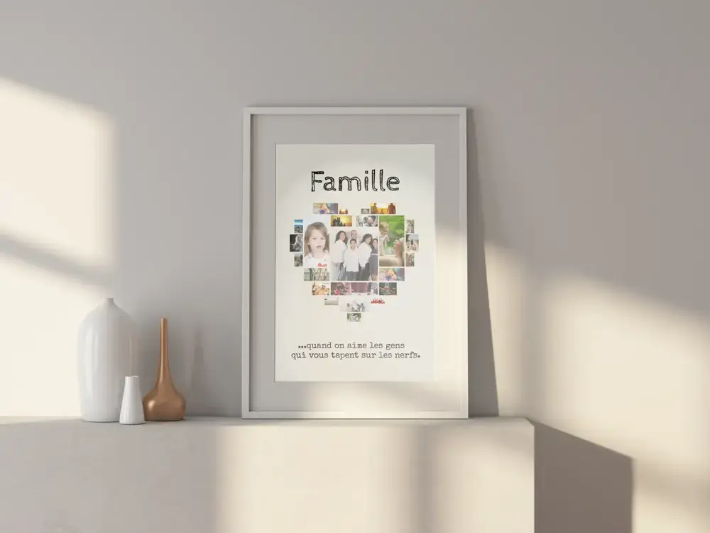 Collage photo en cœur dans un cadre clair posé sur un buffet, une idée cadeau pour la famille
