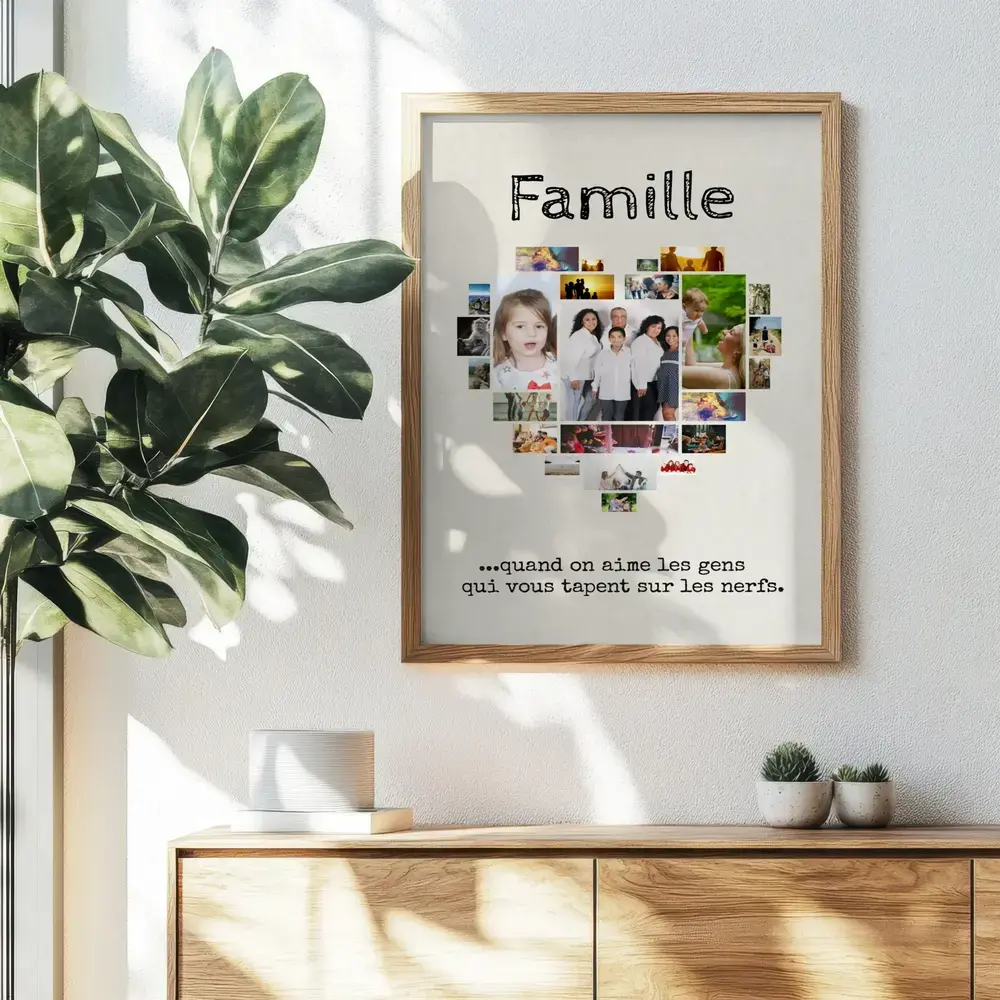 Collage de photos de famille en cœur avec une phrase drôle, encadré en bois au mur au-dessus d’un buffet