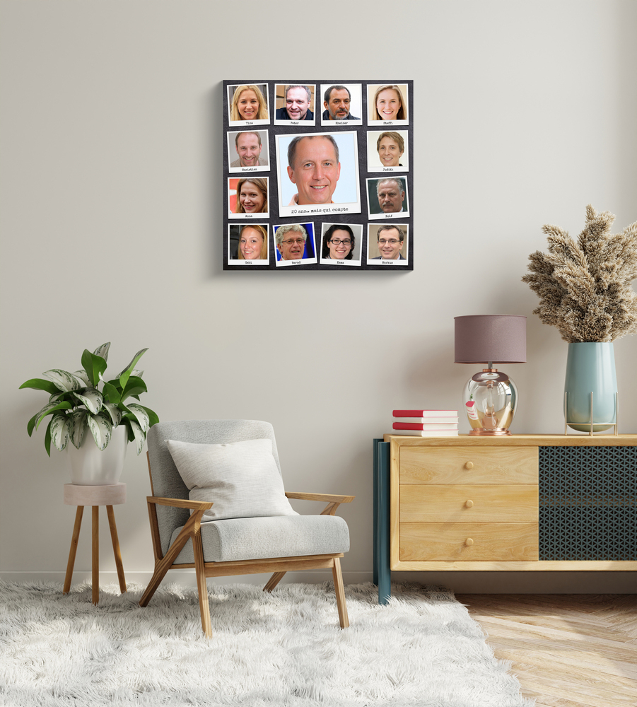 Collage photo de départ à la retraite, portraits style Polaroid dans un cadre noir au mur du salon, près d’un fauteuil