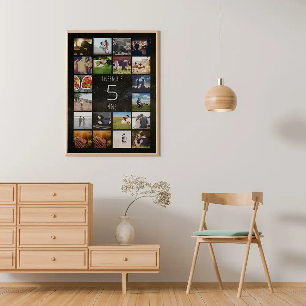 Pêle-mêle photo avec un grand 5 au centre, encadré en bois clair au mur du salon pour célébrer cinq ans de vie à deux